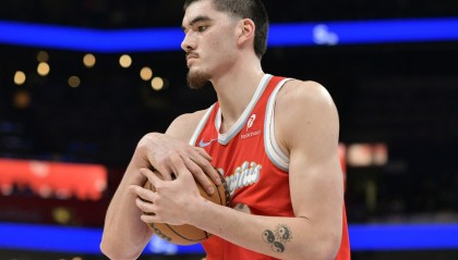 爱游戏中国官网-赛季报销！应力性骨折，2米21巨人陨落，一年2次手术啊，真倒霉